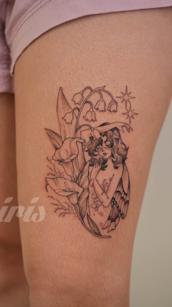 Realistic arm tattoo of a classical sculpture bust with a crown, graffiti-style blue text reading “All in my head,” and blue paint strokes covering the eyes.
Tatuaje hiperrealista en el brazo de un busto clásico con corona, texto azul que dice “All in my head” y una franja azul que cubre los ojos de la figura.